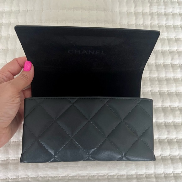 Chanel black sunglass case in calf skin leather - Picture 6 of 7